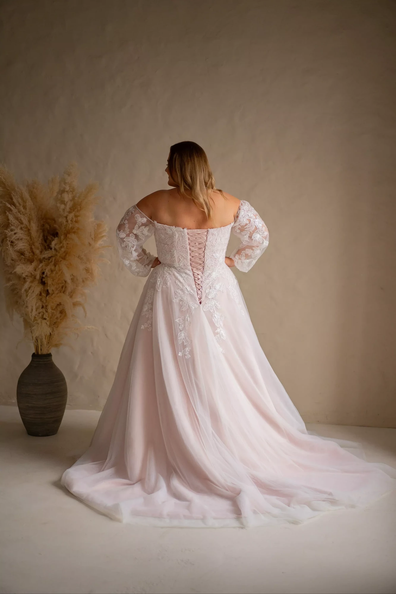 Ida-plus-size-wedding-dress-Lasabina_Brautmode-Dolce-Vita_1
