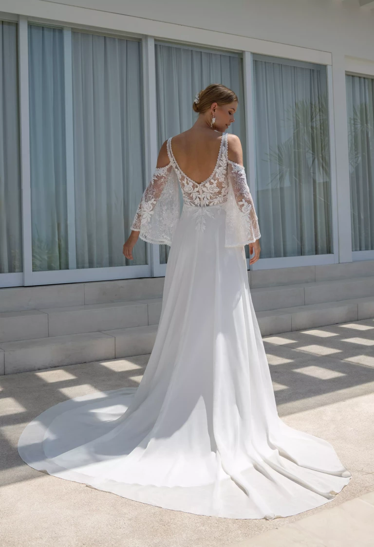 Schwangere Braut trägt weisses, fließendes Brautkleid mit Babybauch, mit langen Trompetenärmeln aus Spitze, Brautkleid von Dolce Vita Huegelheim Curvy Brutmoden